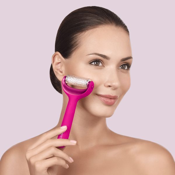 Електронний ролер для обличчя та тіла з мікроголками GESKE MicroNeedle Face&Body Roller 8в1 magenta HB0197 фото