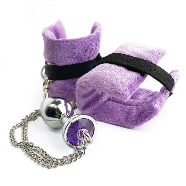 Наручники з фіолетовою металевою анальною пробкою, розмір М - Art of Sex Handcuffs with Metal Anal Plug SO6183 фото
