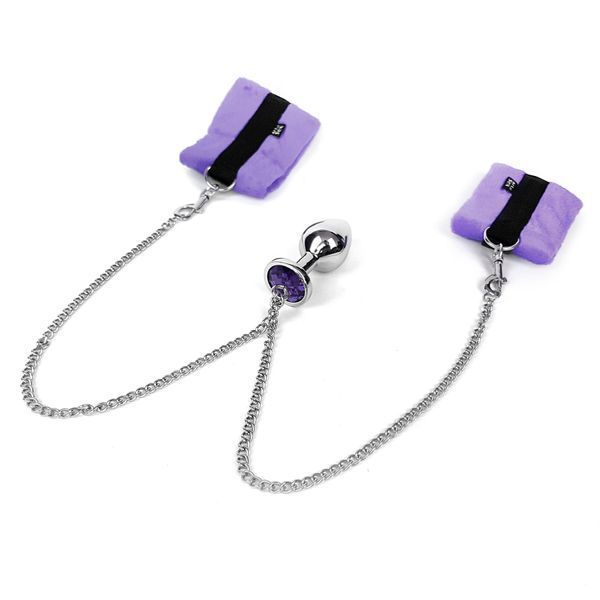 Наручники з фіолетовою металевою анальною пробкою, розмір М - Art of Sex Handcuffs with Metal Anal Plug SO6183 фото